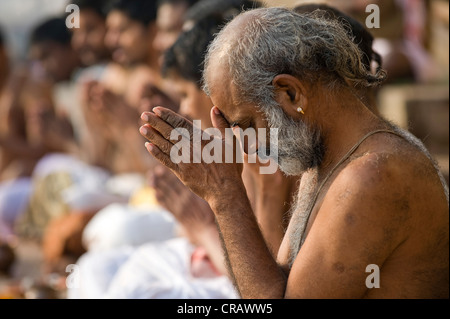 Hindu Mann am Morgengebet Puja, Ganges, Varanasi, Uttar Pradesh, Indien, Asien Stockfoto