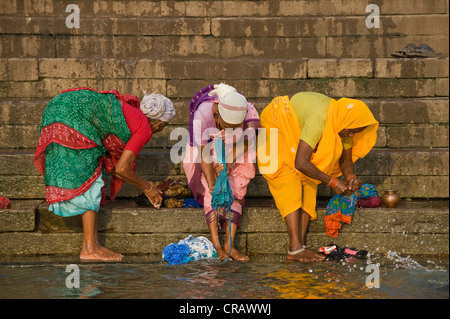 Frauen, die Wäsche auf den Ghats oder die Heilige Treppe, Ganges, Varanasi, Uttar Pradesh, Indien, Asien Stockfoto