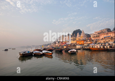 Blick auf die Stadt mit Ghats oder Heilige Treppe, Fluss Ganges, Varanasi, Uttar Pradesh, Indien, Asien Stockfoto
