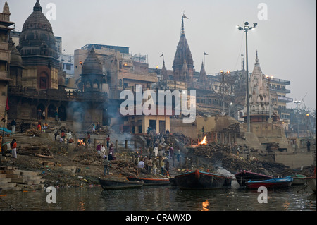 Feuerbestattungen an der Manikarnika Ghat Heilige Treppe auf dem Ganges Fluß, Varanasi, Uttar Pradesh, Indien, Asien Stockfoto