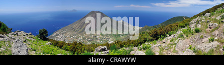 Vulkan auf der Insel Salina, in den hinteren Filicudi und Alicudi Inseln, Äolischen Inseln, Sizilien, Süditalien, Italien, Europa Stockfoto