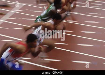 Aktion des Beginns der 100 Meter Sprints Männerrennen verwischt. Stockfoto