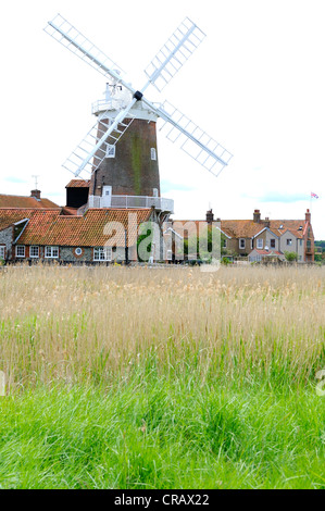 Die North Norfolk Küste Dorf Cley und seine Windmühle mit Schilfbeständen im Vordergrund. Stockfoto