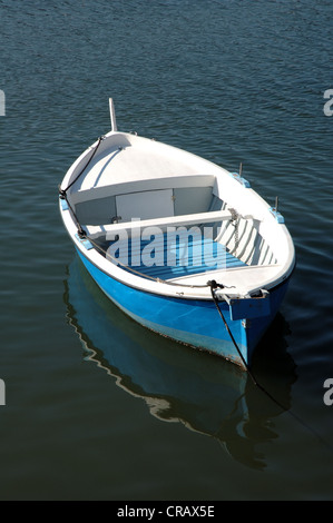 Angelboot/Fischerboot im Hafen von Salerno, Italien Stockfoto