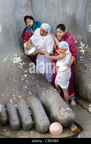 Jain Pilger vor der monolithische Statue von den Jain Heiliger Gomateshwara, Indragiri Hill, Sravanabelagola, Hassan district Stockfoto