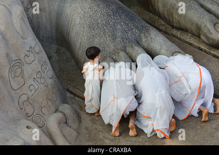 Jain Pilger vor der monolithische Statue von den Jain Heiliger Gomateshwara, Indragiri Hill, Sravanabelagola, Hassan district Stockfoto