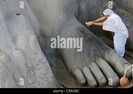 Jain Pilger vor der monolithische Statue von Jain Heiliger Gomateshwara, Indragiri Hill, Sravanabelagola, Hassan district Stockfoto