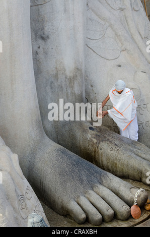 Jain Pilger vor der monolithische Statue von Jain Heiliger Gomateshwara, Indragiri Hill, Sravanabelagola, Hassan district Stockfoto