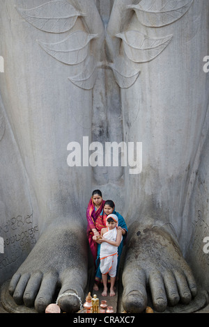 Jain Pilger vor der monolithische Statue von Gomateshwara, Indragiri Hill, Sravanabelagola, Hassan District, Karnataka Stockfoto