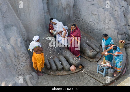 Jain Pilger vor der monolithische Statue von Gomateshwara, Indragiri Hill, Sravanabelagola, Hassan District, Karnataka Stockfoto