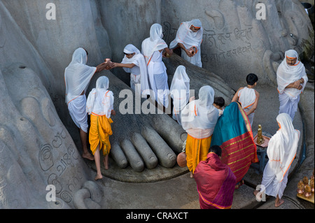 Jain Pilger vor der monolithische Statue von Gomateshwara, Indragiri Hill, Sravanabelagola, Hassan District, Karnataka Stockfoto