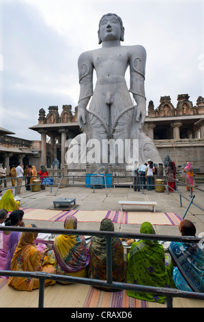 Jain Pilger vor der monolithische Statue von Gomateshwara, Indragiri Hill, Sravanabelagola, Hassan District, Karnataka Stockfoto
