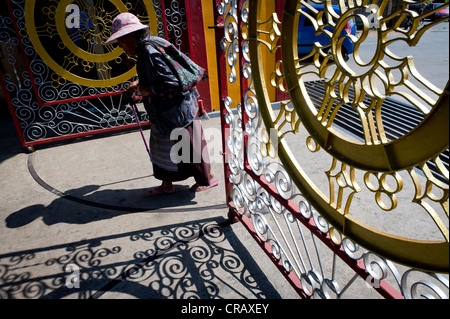 Alte Frau in einem Gebäude, tibetischen Flüchtlings-Siedlung in Bylakuppe, Distrikt Mysore, Karnataka, Südindien, Indien, Asien Stockfoto