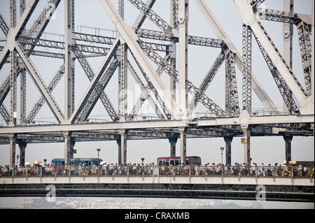 Howrah Brücke während der Hauptverkehrszeit, Calcutta oder Kolkata, Westbengalen, Indien, Asien Stockfoto