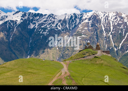 Die berühmten zurGergeti Trinity Church oder Tsminda Sameba an die tschetschenische Grenze, Stepantsminda, Georgien, Kaukasus, Naher Osten Stockfoto