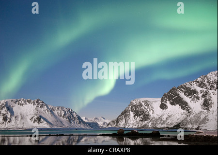 Nordlicht, Aurora Borealis, von Lyngværstranda auf der Insel Austvågøya mit Blick auf Gimsøystraumen Fjord gesehen Stockfoto