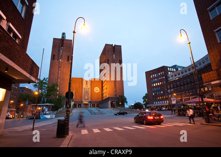 Roald Amundsens Gate mit Radhusplassen (Rathaus) im Hintergrund, Oslo, Norwegen Stockfoto