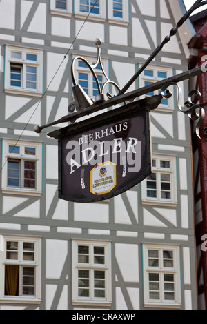 Hängende Zeichen, front Bierhaus Adler in, ein Fachwerkhaus, Marktplatz, Melsungen, Hessen, Deutschland, Europa, PublicGround Stockfoto