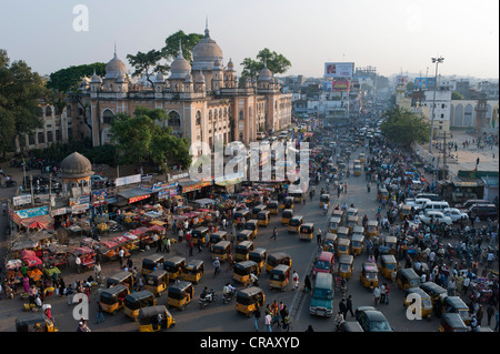 Blick von der Charminar an einer belebten Straße, Hyderabad, Andhra Pradesh, Indien, Asien Stockfoto