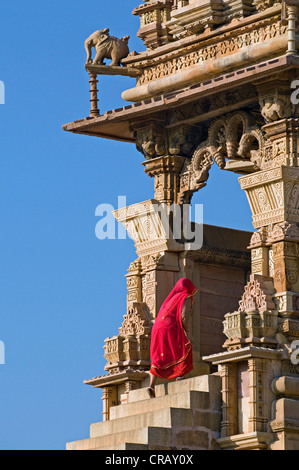 Frauen tragen einen Sari Treppenstufen Kandariya Mahadev Tempel, Khajuraho Gruppe Denkmäler, UNESCO-Weltkulturerbe Stockfoto