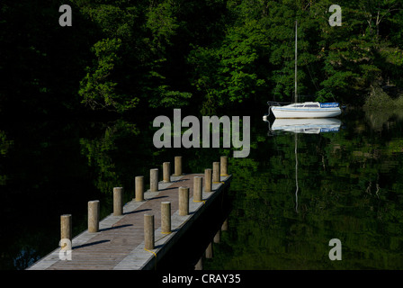 Segelboot und Pier in der Nähe von Ferry House, Lake Windermere, Lake District National Park, Cumbria, England UK Stockfoto