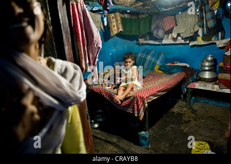 Mutter und Kind lebt in einer Hütte in einem Slum Shibpur Bezirk, Howrah, Kalkutta, Westbengalen, Indien, Asien Stockfoto