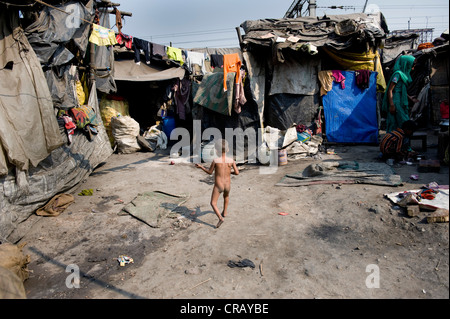 Kind lebt in einem Armenviertel, Shibpur Bezirk, Howrah, Kalkutta, Westbengalen, Indien, Asien Stockfoto