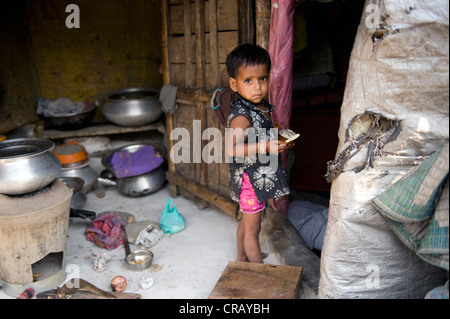 Kind lebt in einem Armenviertel, Shibpur Bezirk, Howrah, Kalkutta, Westbengalen, Indien, Asien Stockfoto