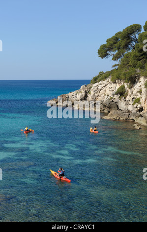 Gruppe von Touristen in den klaren Gewässern von Cala Santa Galdana Menorca Spanien Kajak Stockfoto