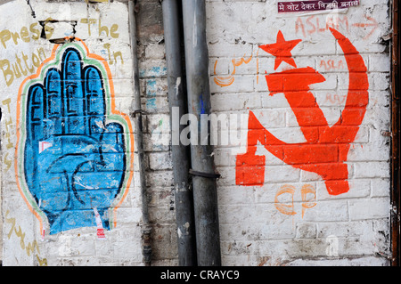 Symbole der indischen Kongresspartei und die kommunistische Partei auf eine Wand gemalt Shibpur Bezirk, Howrah, Kalkutta, Westbengalen Stockfoto