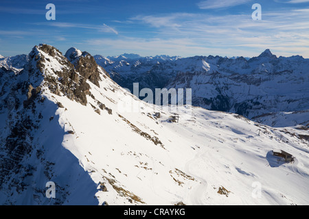 Schneebedeckte Gipfel in den Allgäuer Alpen Stockfoto