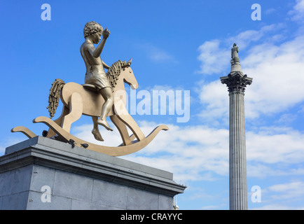 Kind auf Schaukelpferd Bronze-Statue mit dem Titel machtlos Strukturen Fig.101 von Elmgreen & Dragset Trafalgar Square in London UK Stockfoto