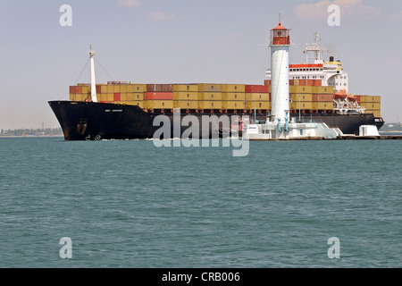 Woronzow Leuchtturm und Eintritt in den Hafen von Odessa, ein Containerschiff Stockfoto