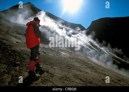 Wanderer im Bereich Geothermie auf dem Vulkan Askja, Viti Krater Hochland von Island, Island, Europa Stockfoto