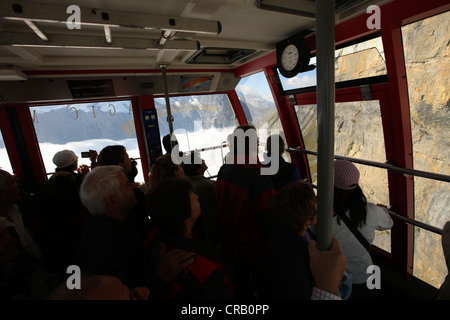 Das Piz Gloria gelangt man durch die Seilbahn Schilthorn bei Mürren, Schweiz. Piz Gloria wurde in einem James-Bond-Film verwendet. Stockfoto