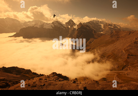 Blick vom Piz Gloria erreicht durch die Seilbahn Schilthorn bei Mürren, Schweiz. Piz Gloria wurde in einem James-Bond-Film verwendet. Stockfoto