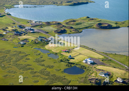 Luftbild, Pseudo-Krater und Bauernhöfe am See Mývatn, North Island, Island, Europa Stockfoto