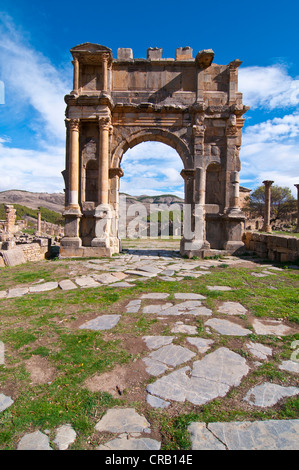 Triumphal Bogen des Kaisers Caracalla, die römischen Ruinen von Djemila, UNESCO-Weltkulturerbe, Kabylie, Algerien, Afrika Stockfoto