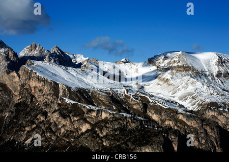 Dramatische Klippen steht Mont De Stevia und Muntejela über Selva Val Gardena Winter Dolomiten winter Stockfoto