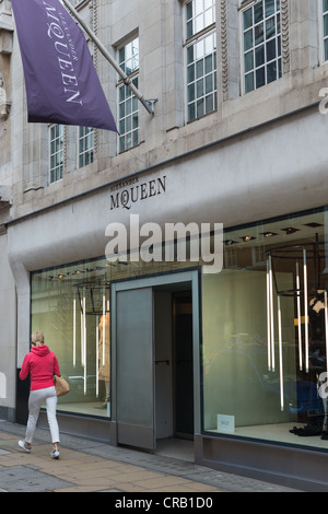 Alexander McQueen Designer-Kleidung zu speichern auf Bond Street, London, UK. Stockfoto