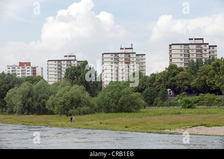 Wohnblocks Turm neben dem Fluss Rhein, Köln, Deutschland. Stockfoto