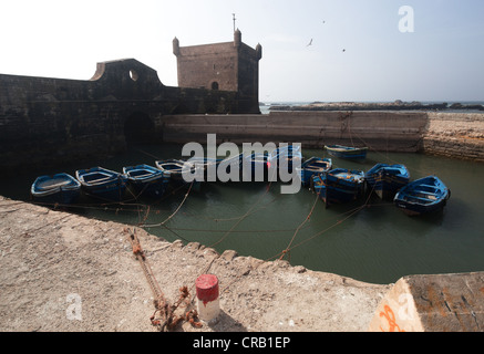 Eine Reihe von Boote innerhalb der Mauern der Hafen in gefesselt Stockfoto