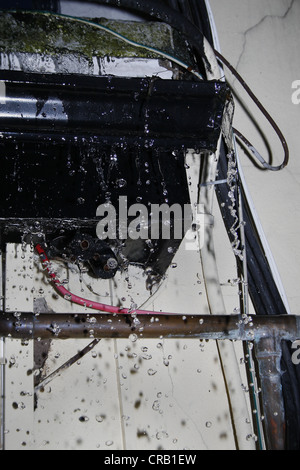 Regen, überfüllt von blockierten Gosse Pub Stockfoto