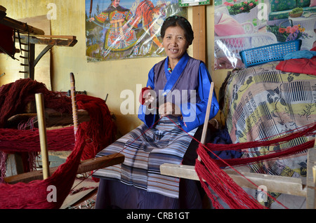 Tibetische Frau trägt Tracht, Verarbeitung rot yak Wolle, tibetische Handwerkskunst, Tibet, China, Asien Stockfoto