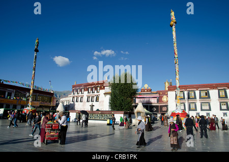 Tibetischen Buddhismus, Pilger und Mönche vor Jokhang Tempel, Tibets heiligsten Tempel, Barkhor, Lhasa, Tibet, China, Asien Stockfoto