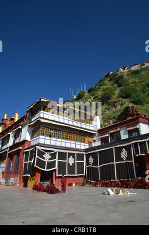 Tibetischen Buddhismus sitzen tibetische Mönche in roten Gewändern, die Teilnahme an einer Zeremonie in Vorbereitung der Himmel Bestattung eines Körpers liegen auf einem Stockfoto