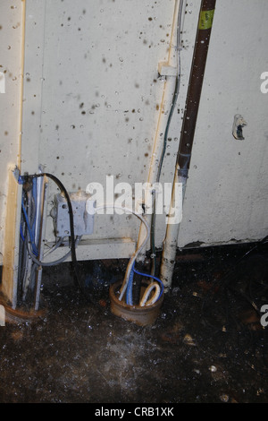 Regen, überfüllt von blockierten Gosse Pub Stockfoto