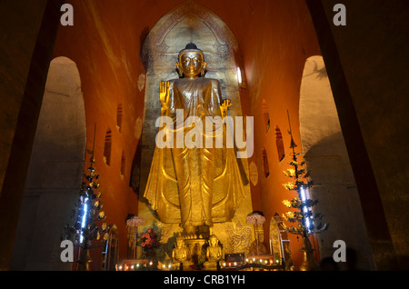 Buddha-Statue in Ananda Tempel, Old Bagan, Pagan, Burma, Myanmar, Südostasien Stockfoto