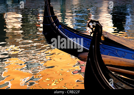 Detail der venezianischen Gondel gegen Wasserspiegelungen Stockfoto