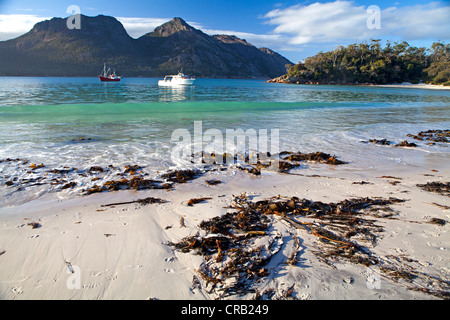 Blick auf die Wineglass Bay auf die Gefahren im Freycinet National Park Stockfoto